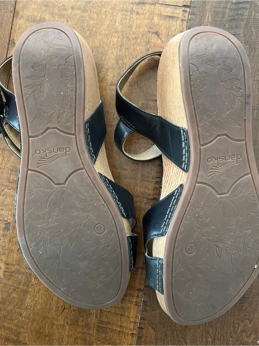 Dansko black leather wedge wood grain platform clog sandals with Velcro straps - Picture 4 of 7
